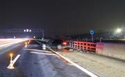 Der Wagen prallte mehrmals in die Leitplanken der Autobahn A4. (Bild: Zuger Polizei)