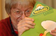 Othmar Beerli im Januar 2005 mit einer Ausgabe seines «Musenalp-Express». (Bild Eveline Bachmann/Neue LZ)