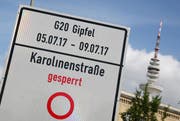 Auf einem Schild wird in Hamburg der G20-Gipfel angekündigt. (Bild: Bodo Marks/DPA (Hamburg, 27. Juni 2017))