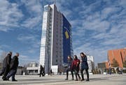 Am Regierungsgebäude in der Hauptstadt hängt zum Jubiläum der Unabhängigkeit eine riesige kosovarische Fahne. (Bild: Visar Kryeziu/AP)