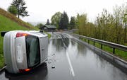 Unfall in Malters: Eine Autofahrerin verlor in einer Linkskurve zwischen Blatten und Littau die Herrschaft über ihr Auto und kam ins Schleudern. (Bild: Luzerner Polizei)