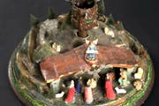 Ein Exponat von Tausenden: ein sich drehender Christbaumständer mit integrierter Krippe. (Bild: pd)