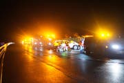 Nach dem Unfall stand der Wagen quer zur Fahrbahn auf der Überholspur. (Bild: Zuger Polizei (Cham, 12. Februar 2018))