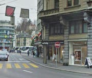 Der Kleiderladen «erfolg» und der Coiffure «Team Pileggi» (gleich rechts davon) an der Zürichstrasse müssen schliessen. (Bild: Screenshot Google Maps)