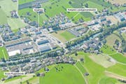 In der geplanten dreigeschossigen Halle südlich des Swissint-Waffenplatzes (am linken Bildrand) in Oberdorf sind auch unterirdische Parkplätze vorgesehen, welche auch von der Öffentlichkeit genutzt werden könnten. (Bild: PD)
