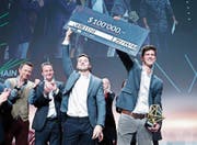 Paul Nicolet (links) und Hugo Moreau gewinnen den ersten Preis mit ihrer Blockchain-Lösung Shield IT. (Bild: Stefan Kaiser (Zug, 22. November 2017))