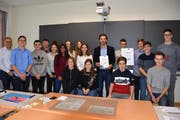Emmer Sekundarklasse gewinnt den ersten Preis in einem schweizweiten Filmwettbewerb. Das Preisgeld von 2000 Franken überreichte Fabian Cancellare der Klasse am 20.11.2017. (Bild: Heinz Schürmann)