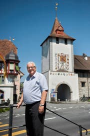 Peter Gabriel, OK-Präsident des Kantonalen Musikfestes, vor dem Luzernertor im Städtli Sempach. (Bild Boris Bürgisser)