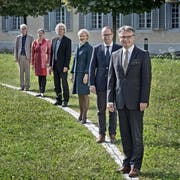 Lohndeckel soll bereits ab Anfang 2016 gelten: Der Luzerner Stadtrat mit Stefan Roth, Martin Merki, Manuela Jost, Adrian Borgula, Ursula Stämmer und Stadtschreiber Toni Göpfert (von rechts). (Archivbild Pius Amrein / Neue LZ)