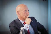 Ein nachdenklicher Patrik Gisel an der gestrigen Bilanzmedienkonferenz von Raiffeisen. (Bild: Ralph Ribi (St. Gallen, 2. März 2018))