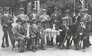 Die Escholzmatter beim Feldwettschiessen in Malters 1926. Amtsschützenvater Siegfried Schöpfer ist der Dritte von links stehend. (Bild: PD)