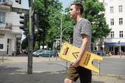 Millionenfach findet man die gelben Rutschgefahr-Schilder auf der Welt verteilt – auch an der Nassauischen Strasse in Berlin. Der Zuger Kulturschaffende Remo Hegglin will mit «Slippery World» die Menschheit vor drohender Sturzgefahr warnen.