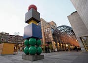 Wo die grössere der beiden Mullican-Skulpturen in den Himmel ragt, stand ursprünglich ein Portikus als Verlängerung der überdachten Ladenpassage. Nach dessen Abriss konnte die SBG (UBS) als Eigentümerin die Kunstwerke platzieren.