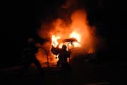 Das brennende Auto - die Fahrerin hatte ein Riesenglück. (Bild: Kapo Schwyz)