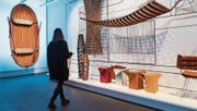 Breites Schaffen, goss inszeniert: Faltboot oder Hängematte aus Leder des Ateliers Oi. (Bild: Ennio Leanza/Keystone (Zürich, 1. März 2018))