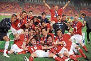Die U17-Weltmeister 2009 feiern nach ihrem Triumph in Nigeria (im Hintergrund links neben dem Pokal ist auch der Ruswiler Masseur Marco Groenendijk zu sehen). Bild: Pius Utomi Ekpei/AFP (Abuja, 15. November 2009) (Bild: Pius Utomi Ekpei/AFP (Abuja, 15. November 2009))