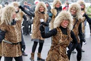 Frauen sind als Tina Turner verkleidet. (Bild Philipp Schmidli/Neue LZ)
