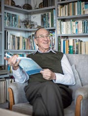 Bruno Bruderer (75) bei sich zu Hause mit seinem neusten Buch. (Bild: Pius Amrein (Sursee, 7. April 2017))