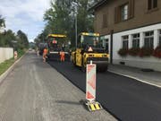 Arbeiter beim Einbau des lärmmindernden Deckbelags. (Bild: PD)