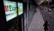 Die Migros zieht mit einem neuen Ladenkonzept wieder an ihren alten Standort an der Zentralstrasse 7 des Bahnhofs Luzern. Im Bild: Die ehemalige Migros-Express-Filiale. (Archivbild LZ)