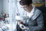 Hedy Huwiler arbeitet sehr exakt an ihren Kunstwerken. (Bild: Stefan Kaiser)