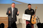 Jungunternehmer Silvan Küng (rechts) nahm vom Moderator Oliver Kuhn den Neuunternehmerpreis der Luzerner Gewerbe-Treuhand entgegen. (Bild Dominik Wunderli)