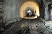 Der 100 Meter lange Tunnel wird nach Fertigstellung die Hotels Frutt Lodge & Spa, Hotel Frutt Family Lodge und Hotel Gemsy verbinden. (Bild: Philipp Unterschütz / Neue OZ)