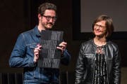 Michael Krummenacher erhält den Filmpreis für den Film «Heimatland». (Bild: Philipp Schmidli (Luzern, 4.3.2017))