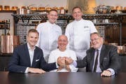Handschlag: (von links) Robert P. Herr, General Manager, Bertrand Charles, Chef de Cuisine, Marc Haeberlin, Mike Wehrle, Culinary Director und und Bruno H. Schöpfer, Managing Director. (Bild: PD/Severin Nowacki)