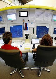 Sowohl in der Luftfahrt (im Bild eine Zentrale der Flugüberwachung Skyguide) als auch beim Schienenverkehr oder im Gesundheitswesen: Überall gibt es Meldesysteme für Fehler und Unregelmässigkeiten. Sie sind aber unterschiedlich effizient. (Bild: Keystone)