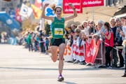 Flavia Stutz hat Grund zum Jubeln: Sie läuft als Erste ins Ziel. (Bild: Philipp Schmidli / LZ (Willisau, 23. September 2017))