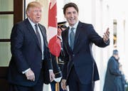 Der Nachbar: Es war das erste Treffen der Nachbarn seit Amtsantritt des neuen US-Präsidenten, und es war ein Treffen der Gegensätze: Der nationalistische, autoritäre Donald Trump empfing am 13. Februar 2017 den weltoffenen, feministischen kanadischen Premierminister Justin Trudeau. Wider Erwarten verlief das Gespräch harmonisch. (Bild: ANDREW HARNIK (AP))