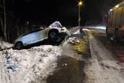 Das verunfallte Auto in Unteriberg. (Bild: Kantonspolizei Schwyz)