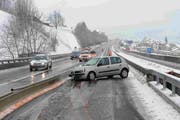 Auf der Autobahn A2 musste eine Spur gesperrt werden, um das verunfallte Fahrzeug bergen zu können. (Bild: PD)