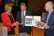 Projektleiterin Ruth von Rotz (links) bei der Übergabe des Lehrplan 21 an die Lehrpersonen in Hergiswil. (Bild: Romano Cuonz / Neue NZ)