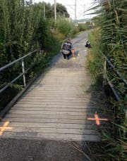 Spurensicherung bei der Unfallstelle beim Chamer Fussweg durch den Kriminaltechnischen Dienst der Zuger Polizei. (Bild: Zuger Polizei)