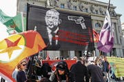 «Tötet Erdogan mit seinen eigenen Waffen». Demonstranten in Bern. (Bild: Peter Klaunzer/Keystone (Bern, 25. März 2017))