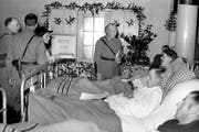 General Guisan besucht am 24. Dezember 1940 kranke Soldaten in der Sanitätsanstalt Interlaken. Im Bild sind aber nicht die Öl-Soldaten. (Bild: Keystone)