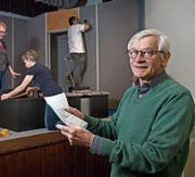 Hermann Jossen, Regisseur des Theaters St. Karl, gibt den Bühnenbauern Anweisungen. (Bild: Corinne Glanzmann (Luzern, 17. März 2018))