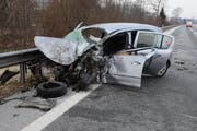 Den Zusammenstoss mit dem Lastwagen hat der Fahrer dieses Autos nicht überlebt. (Bild: Luzerner Polizei)