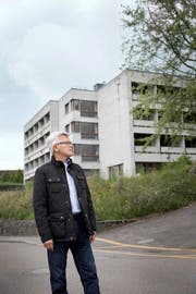 Gemeinderat Cornelius Müller steht vor dem Gebäude, auf dem Sunrise eine Mobilfunkantenne erstellen möchte. (Bild Manuela Jans)