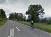 Dieser Velofahrer, unterwegs von Schenkon nach Sempach, muss in Zukunft nicht mehr auf der Strasse fahren müssen. (Bild Google Street View)