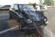 Der Fahrer dieses Autos war einen Moment unaufmerksam und krachte im Morgenverkehr auf der A14 in ein voraus fahrendes Auto. (Bild: Zuger Strafverfolgungsbehörden)