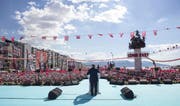 Der türkische Premierminister Binali Yildirim bei einem Wahlkampfauftritt in Izmir. (Bild: Ali Balikci/Getty (Izmir, 9. April 2017))