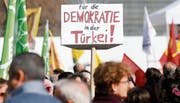 Demonstranten protestierten in Bern gegen den türkischen Präsidenten Recep Tayyip Erdogan. Bild: Peter Klaunzer/EPA (Bern, 25. März 2017)