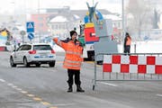Sie sind an der Baarer Fasnacht unabdingbar: Die Verkehrs- und Parkhelfer. Einer von ihnen ist Patrick Rüttimann. (Bild Roger Zbinden)