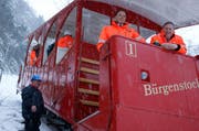 Letzte Bergfahrt der Standseilbahn auf den Bürgenstock vor deren Sanierung (von links): German Grüniger, Verwaltungsrat der Bürgenstock Hotels AG und Bruno H. Schöpfer, Gesamtprojektleiter des Bürgenstock Resorts und Verwaltungsrat der Bürgenstock Hotels AG. (Bild: Primus Camenzind / Neue OZ)