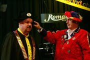 Roger I. bekommt von Präsident Roland Lacher den Napoleon-Hut. (Bild Werner Schelbert/Neue ZZ)