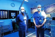 Ende Juni wurde der neue 3-D-High-End-Operationssaal in Betrieb genommen – zur Freude der Chefärzte Christoph M. Honegger (rechts) und Michael Zünd. (Bild Werner Schelbert)
