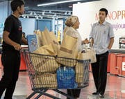 Trotz saudischer Blockade mangelt es den Katarern nicht an ausländischen Lebensmitteln. (Bild: EPA (Doha, 6. Juni 2017))